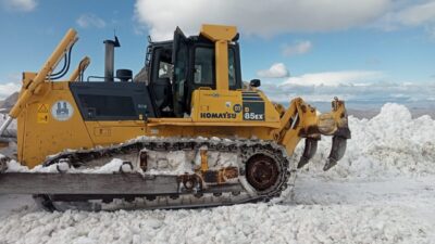 ERZURUM (AA) – Erzurum'da ekipler, iş makineleriyle karla mücadeleye devam