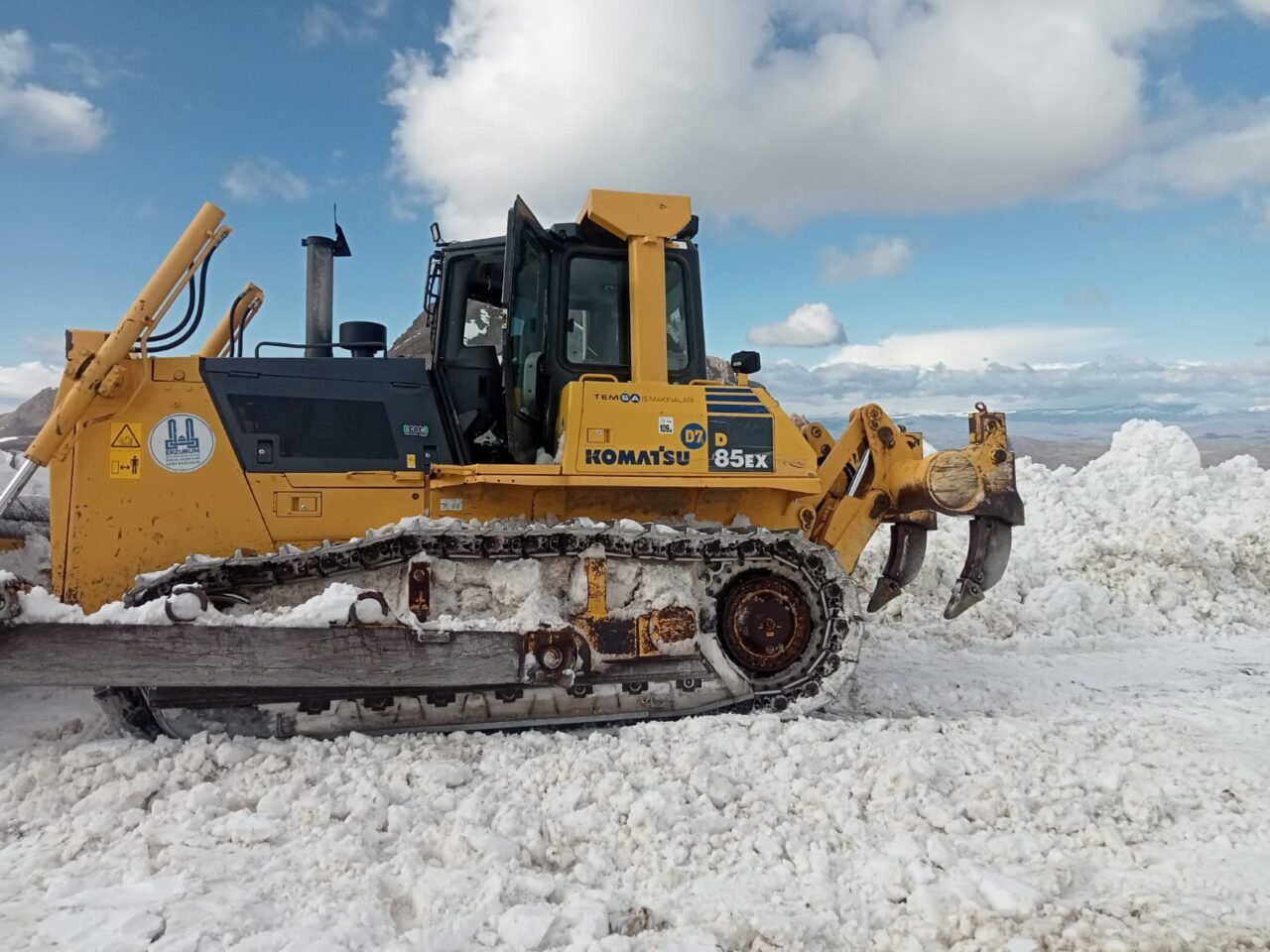 ERZURUM (AA) – Erzurum'da ekipler, iş makineleriyle karla mücadeleye devam