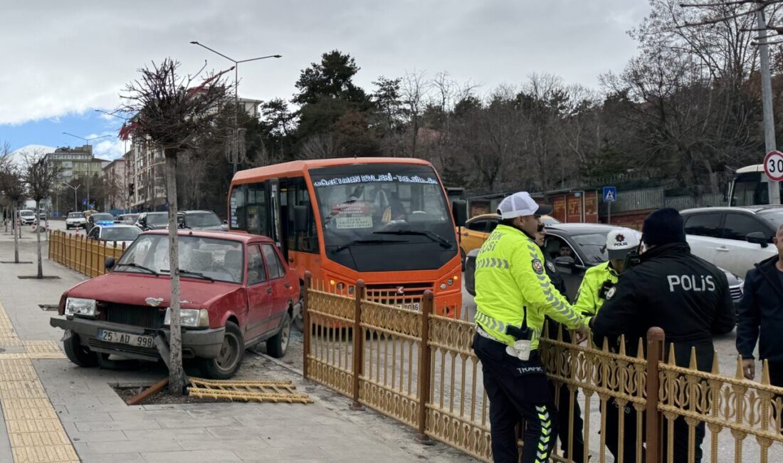 ERZURUM (AA) – Erzurum'da otomobilin şehir içi minibüsünden inen yolculara