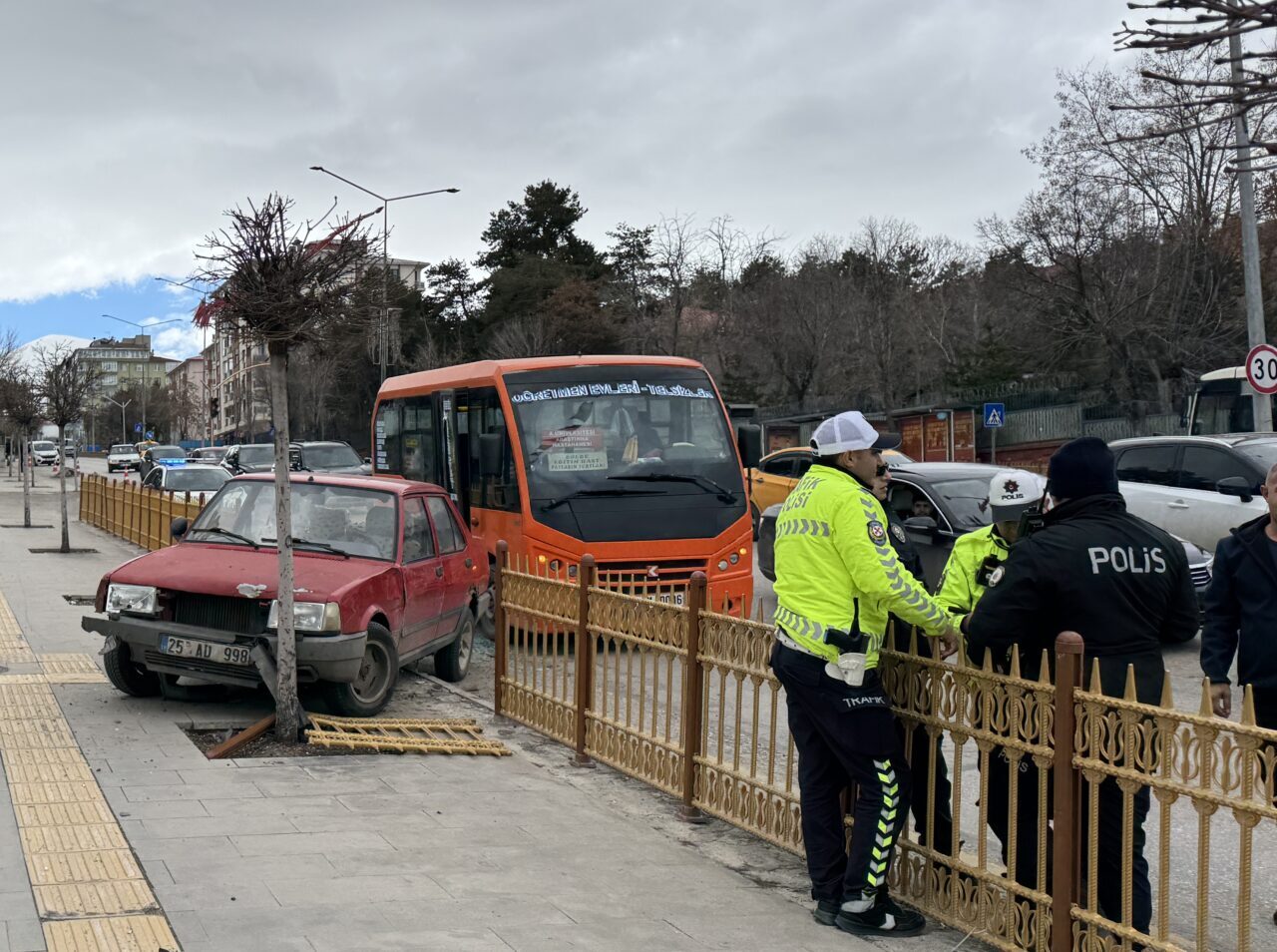 ERZURUM (AA) – Erzurum'da otomobilin şehir içi minibüsünden inen yolculara