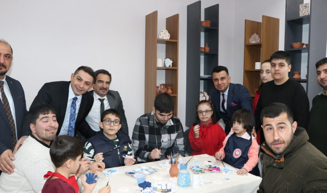 ERZURUM (AA) – Erzurum’da bir araya gelen otizmli bireyler, sanatsal