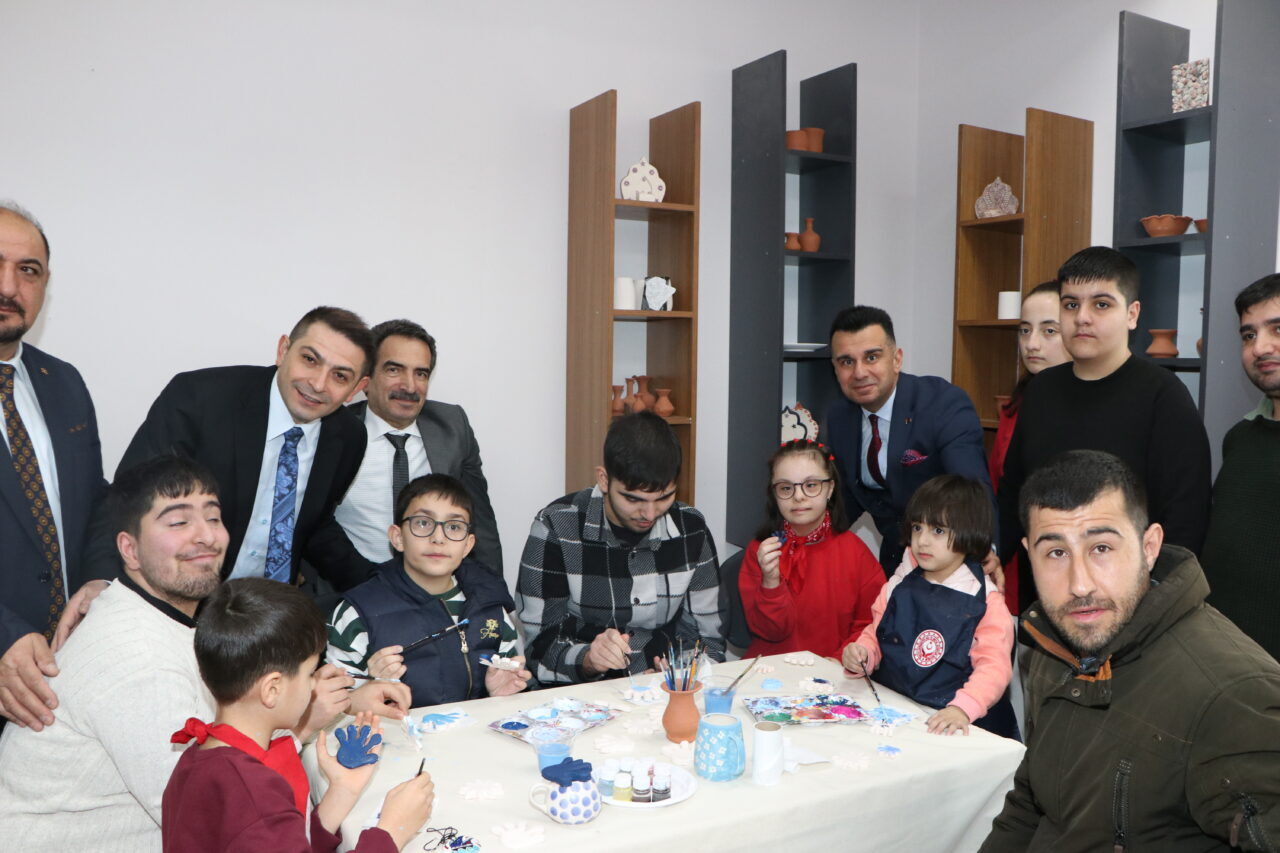 ERZURUM (AA) – Erzurum’da bir araya gelen otizmli bireyler, sanatsal