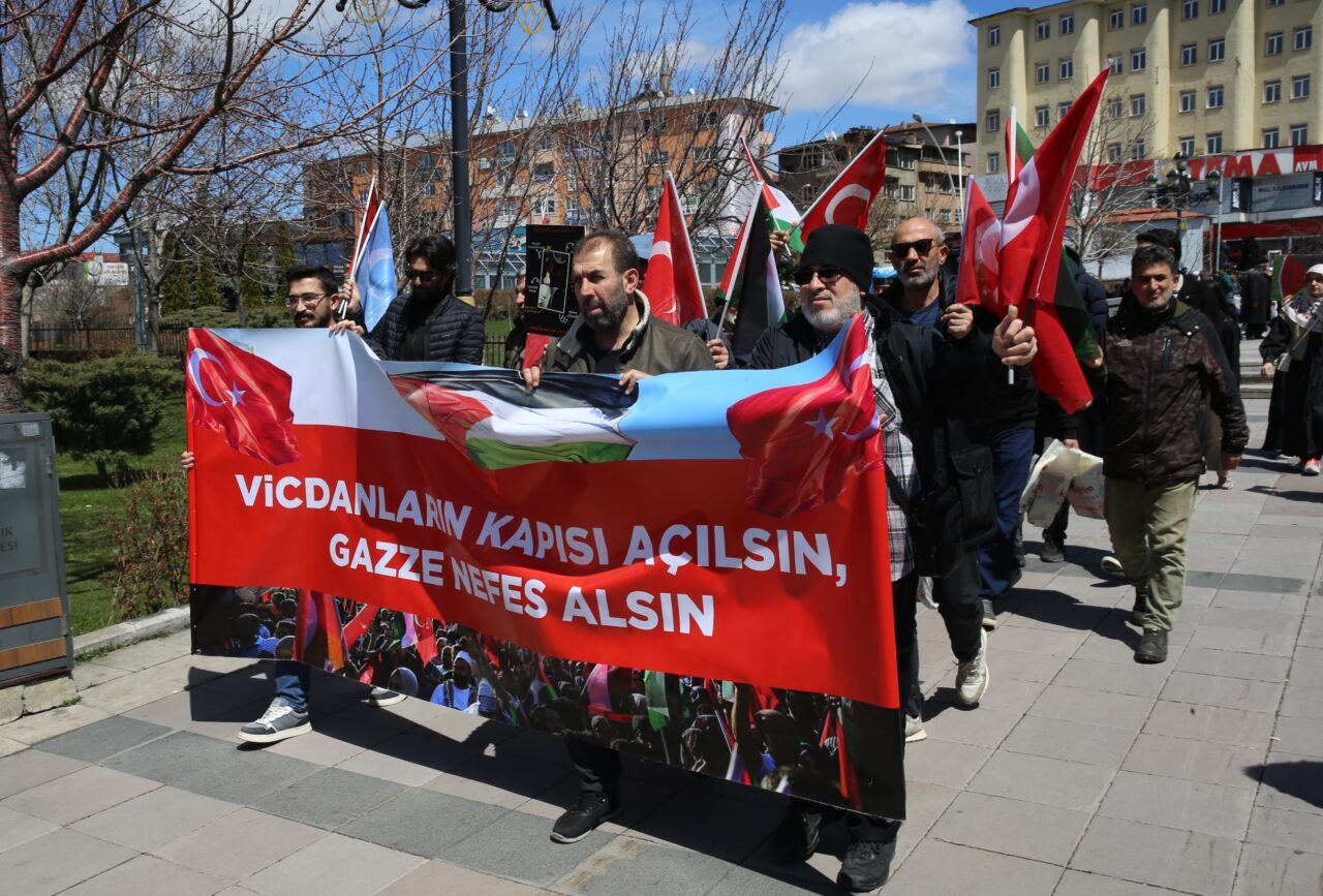 ERZURUM (AA) – Erzurum'da hekimler ve sağlık çalışanları, İsrail'in Gazze'ye