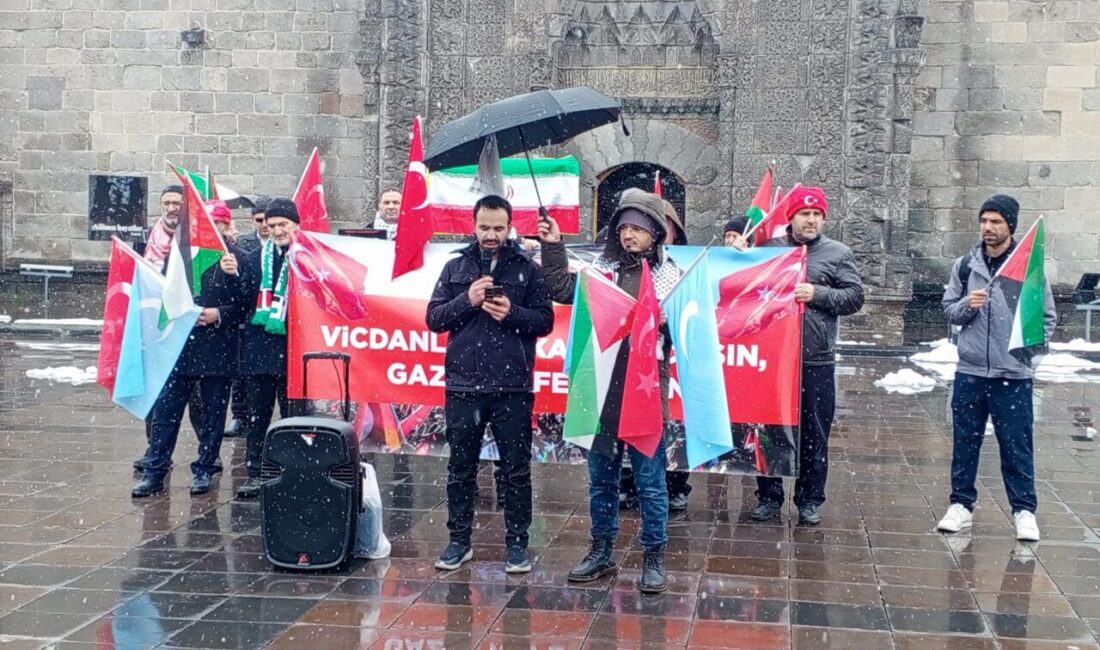 ERZURUM (AA) – Erzurum'da sağlık çalışanları, İsrail'in Gazze'ye yönelik saldırılarını