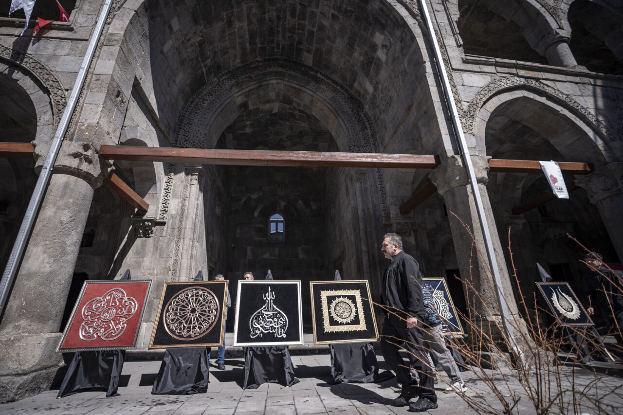 - Vali Aydın Baruş:
- "Erzurum sıradan bir şehir değildir, bu