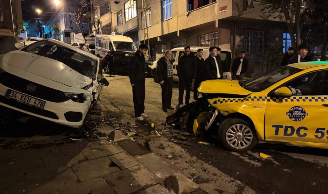İSTANBUL (AA) – Esenler'de taksinin çarptığı park halindeki otomobilin arkasında