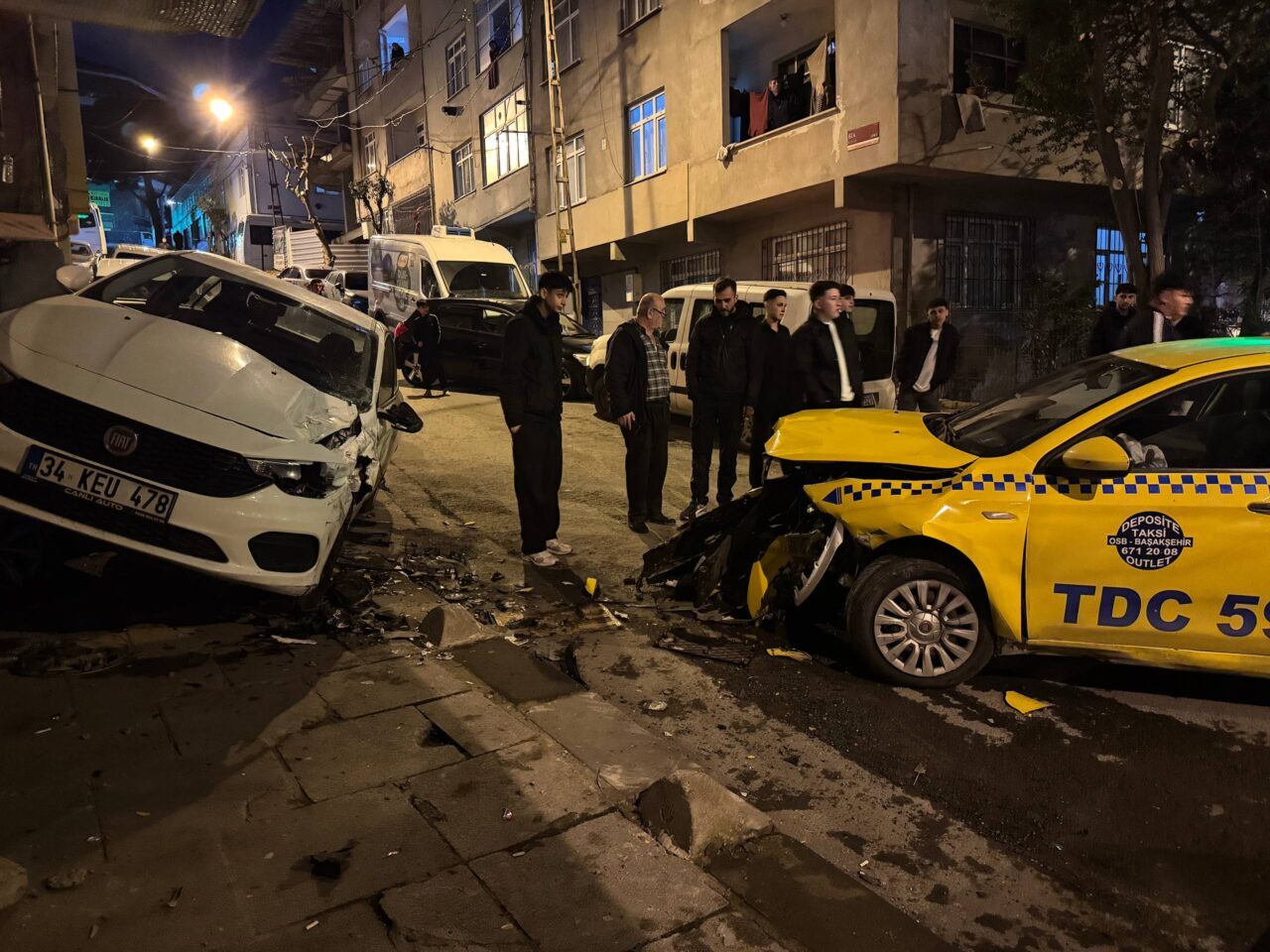 İSTANBUL (AA) – Esenler'de taksinin çarptığı park halindeki otomobilin arkasında