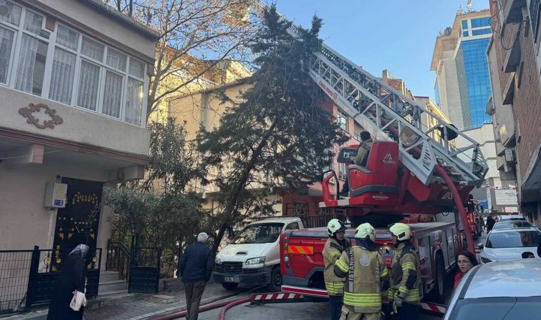İSTANBUL (AA) – Esenyurt'ta, binanın çatısında başlayıp bitişiğindeki 2 apartmanın