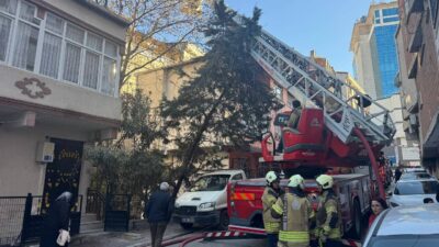 İSTANBUL (AA) – Esenyurt'ta, binanın çatısında başlayıp bitişiğindeki 2 apartmanın