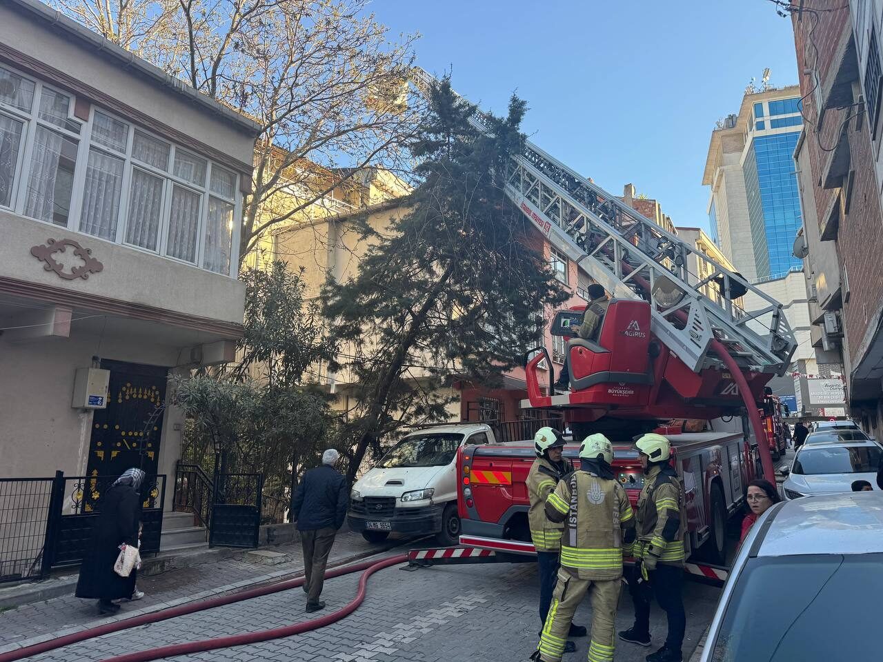 İSTANBUL (AA) – Esenyurt'ta, binanın çatısında başlayıp bitişiğindeki 2 apartmanın