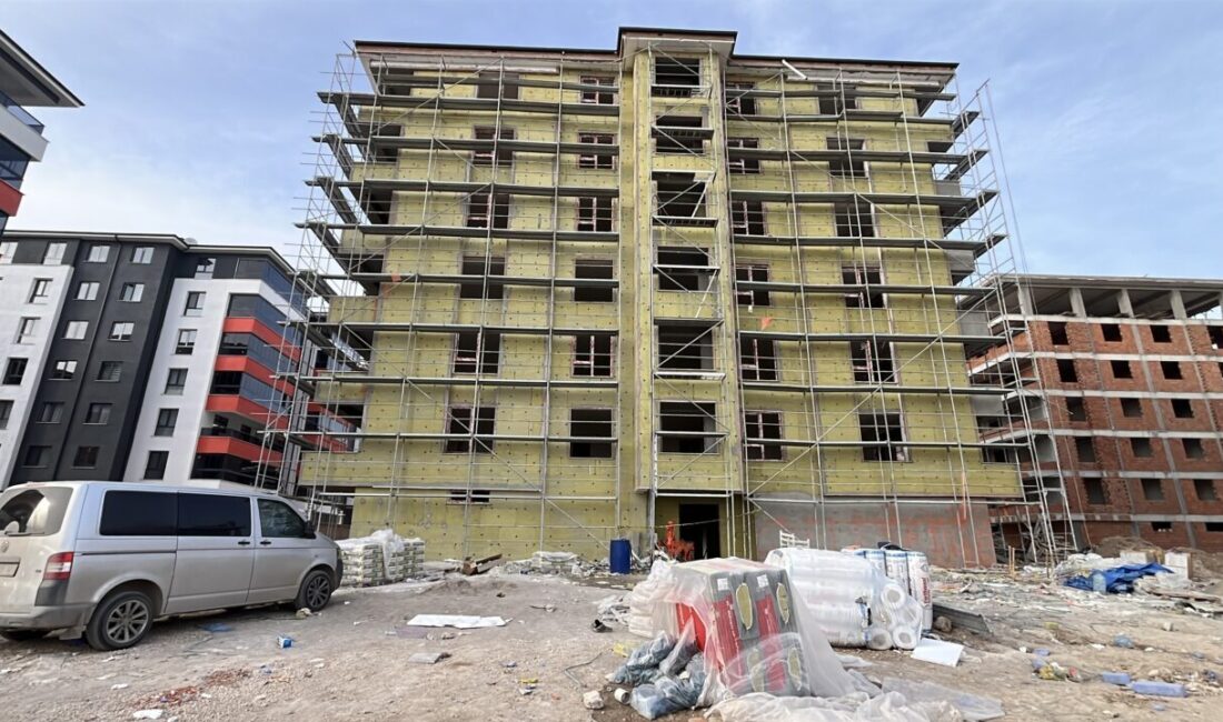 ESKİŞEHİR (AA) – Eskişehir’in Odunpazarı ilçesinde bir inşaatın sıva ustası,