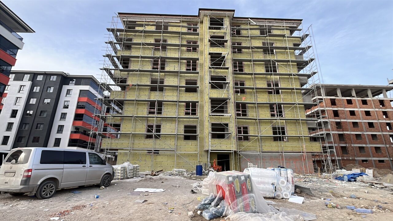 ESKİŞEHİR (AA) – Eskişehir’in Odunpazarı ilçesinde bir inşaatın sıva ustası,