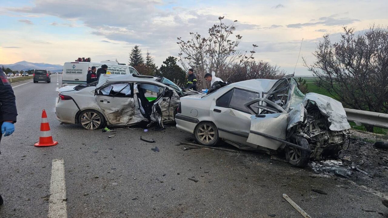 ESKİŞEHİR (AA) – Eskişehir'in Sivrihisar ilçesinde, iki otomobilin çarpışması sonucu