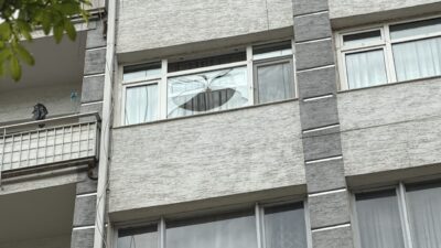 ESKİŞEHİR (AA) – Eskişehir'in Odunpazarı ilçesinde, kaldırımda yürüdüğü sırada kafasına