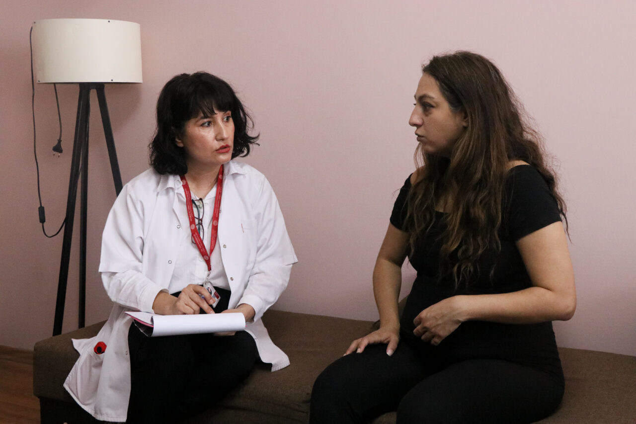 - İzmir'de görevli ebe Fatma Ültemek:
- "Süreçte kimi gebelerin ablası,