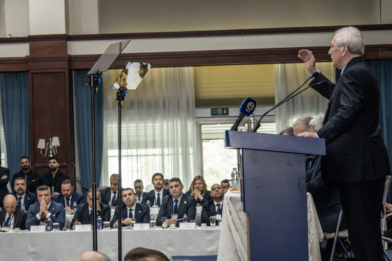 - Eski başkanlardan Aziz Yıldırım:
"Biz burada birlik, beraberlik gibi sözlerle