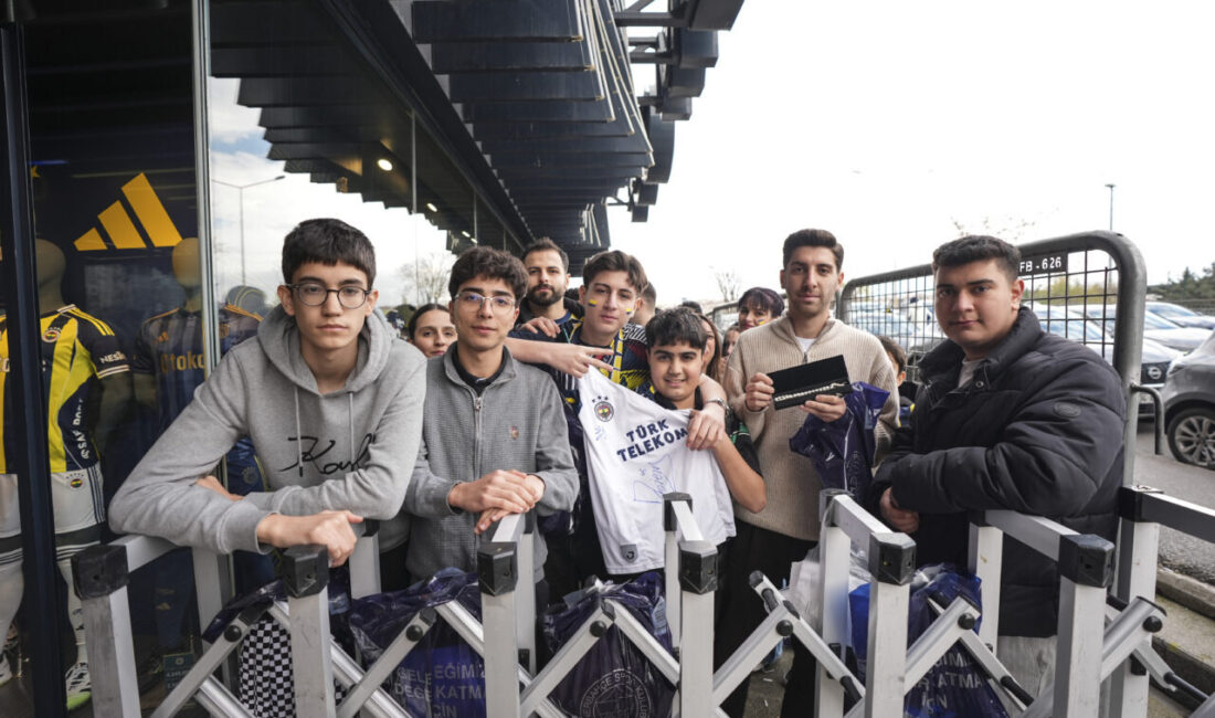 İSTANBUL (AA) – Fenerbahçeli futbolcular N'Golo Kante ve Levent Mercan,