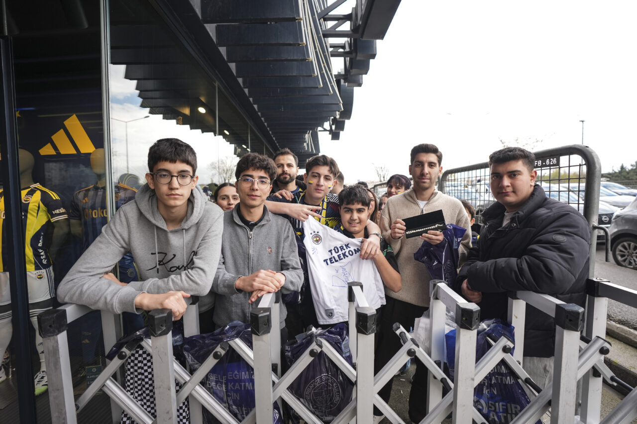 İSTANBUL (AA) – Fenerbahçeli futbolcular N'Golo Kante ve Levent Mercan,