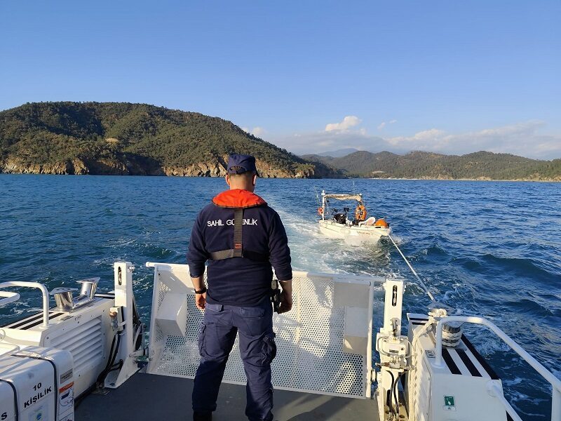 MUĞLA (AA) – Muğla'nın Fethiye ilçesi açıklarında sürüklenen teknedeki kişi,