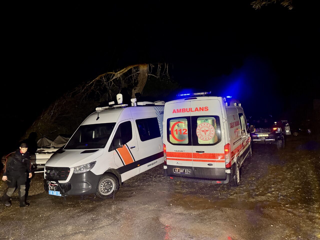 MUĞLA (AA) – Muğla’nın Fethiye ilçesinde kıyıya çarparak batan teknedeki