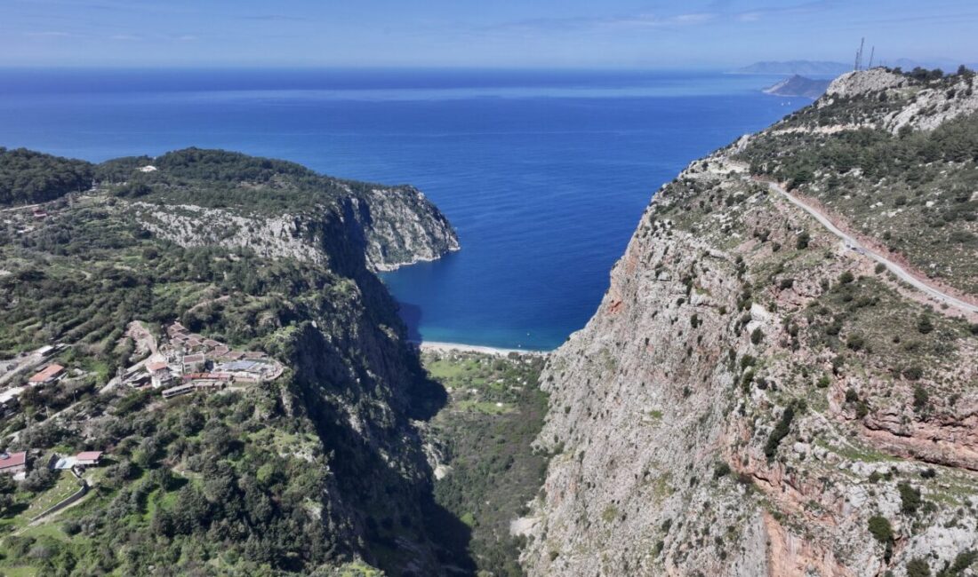 MUĞLA (AA) – Muğla'nın Fethiye ilçesinde yamaçtan düşen kayalar nedeniyle
