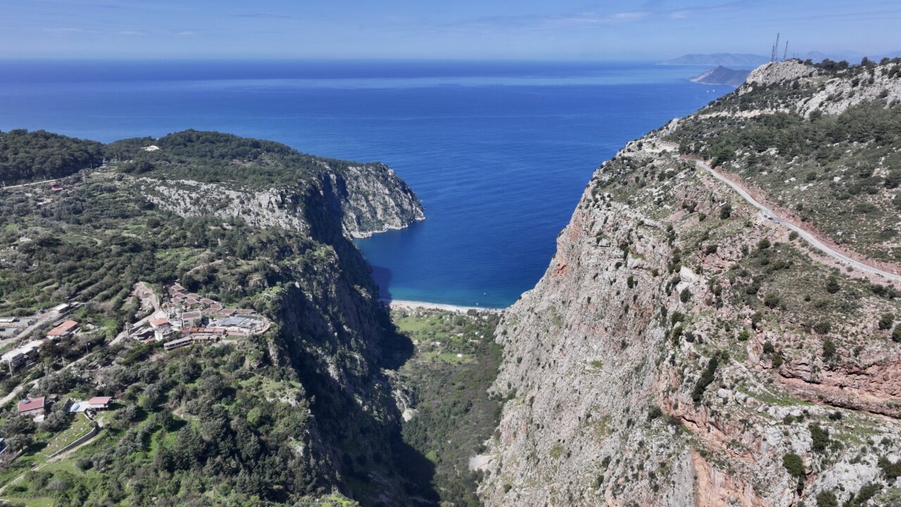 MUĞLA (AA) – Muğla'nın Fethiye ilçesinde yamaçtan düşen kayalar nedeniyle