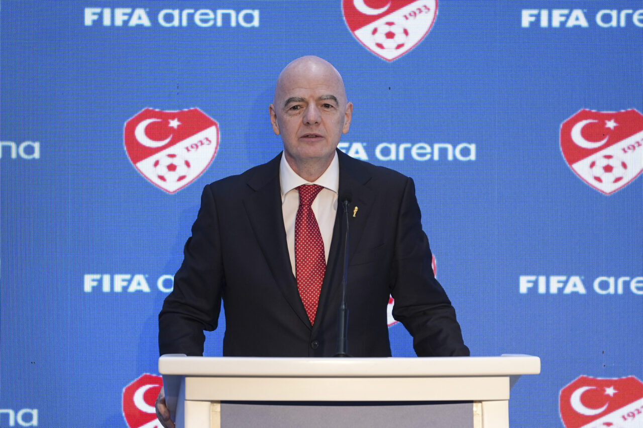- Gençlik ve Spor Bakanı Osman Aşkın Bak, FIFA Başkanı