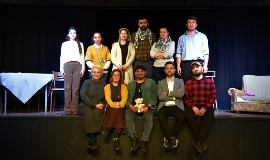 TRABZON (AA) – Trabzon'da tiyatro oyuncuları, İsrail'in Filistin'de yaptığı zulmü