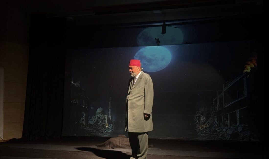 - Oyuncu Ahmet Yenilmez:
- "Oyunda, bugün İslam coğrafyasında yaşanan vahşetin