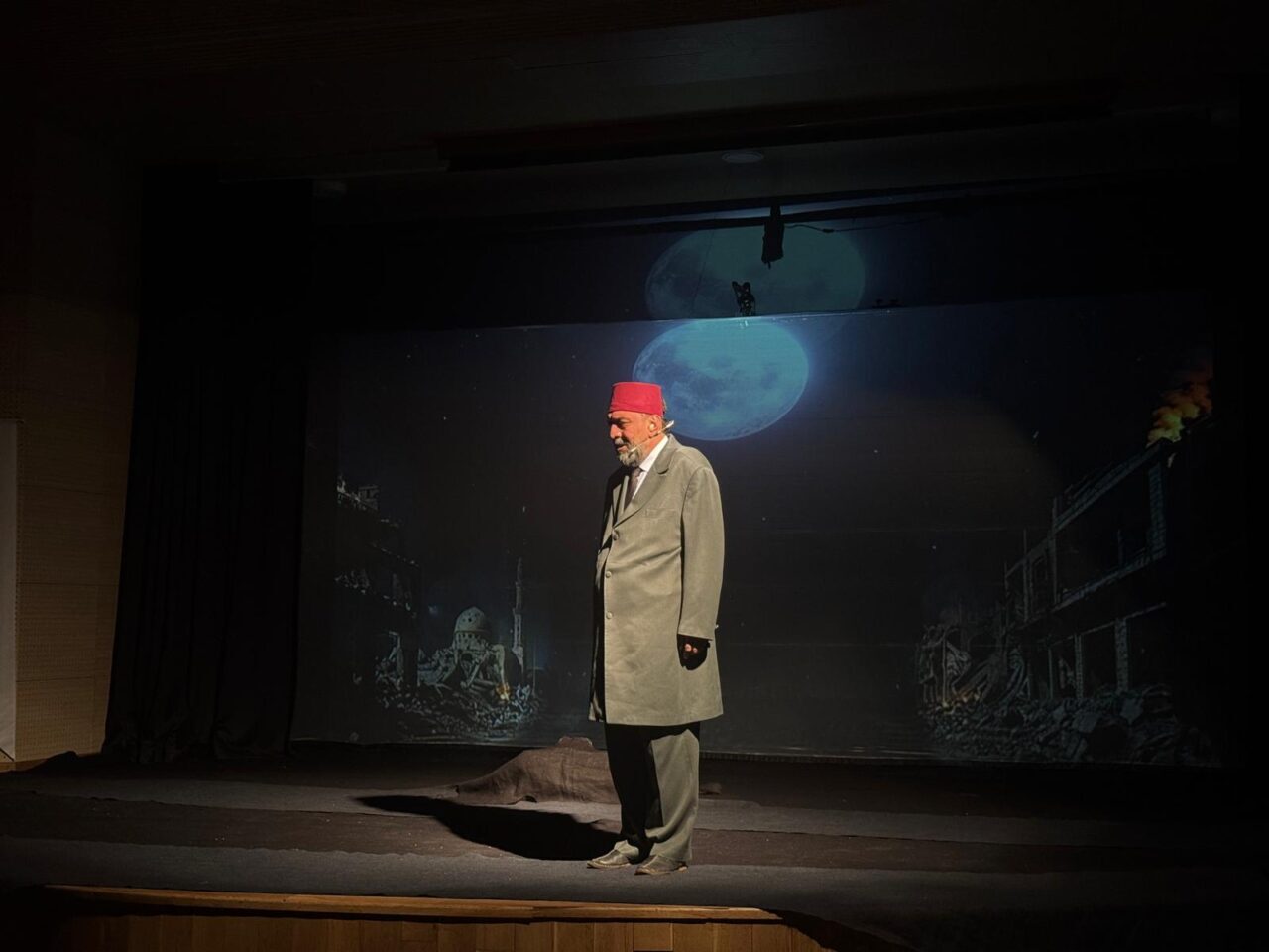 - Oyuncu Ahmet Yenilmez:
- "Oyunda, bugün İslam coğrafyasında yaşanan vahşetin