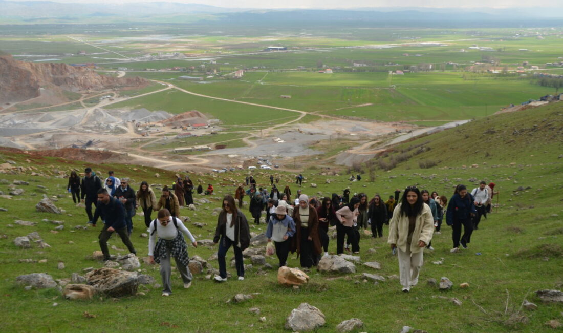 MUŞ (AA) – Muş'ta fotoğraf tutkunları ve doğaseverler, Çizmeburun mevkisinde