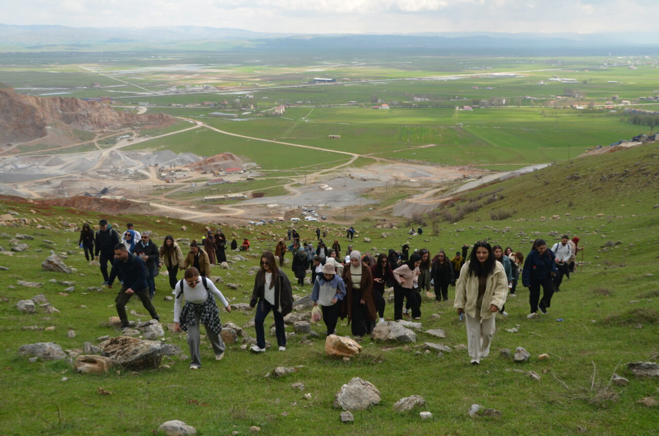 MUŞ (AA) – Muş'ta fotoğraf tutkunları ve doğaseverler, Çizmeburun mevkisinde