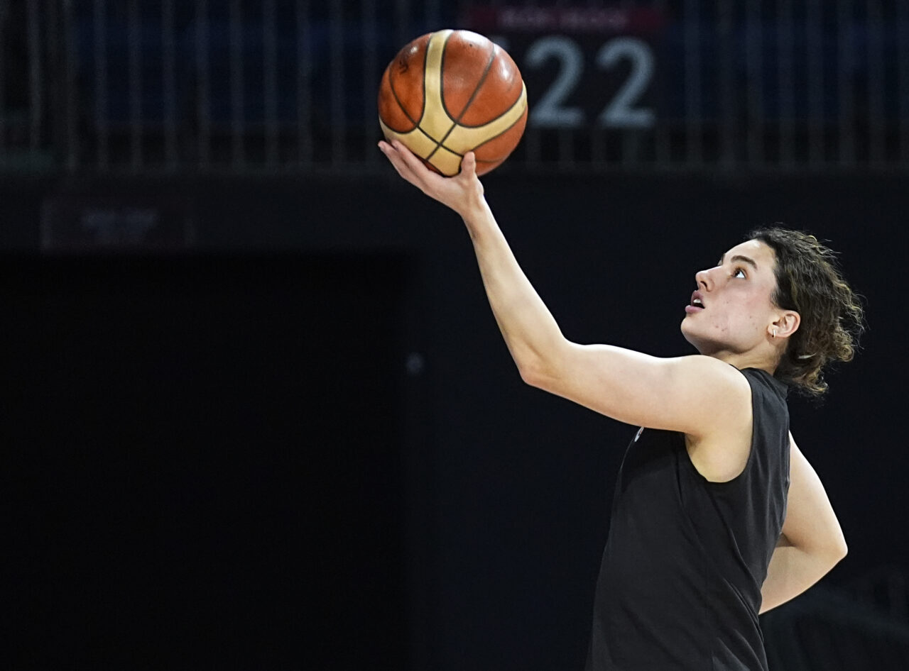 - Galatasaray Çağdaş Faktoring Başantrenörü Fırat Okul:
- "Burası için kulüpler