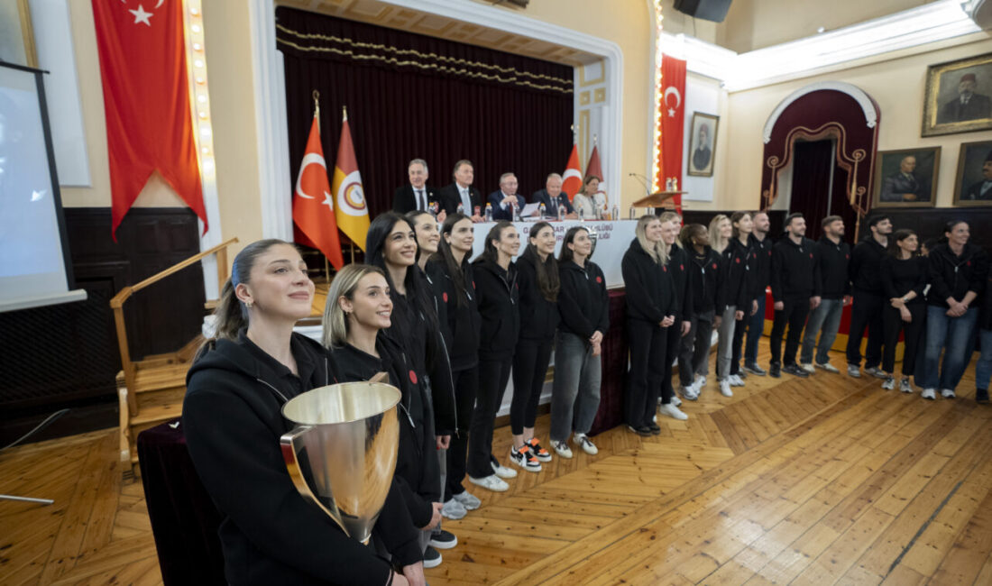 - Sarı-kırmızılı kulübün başkanı Dursun Özbek:
- "Ben Galatasaray Kulübünün başkanı
