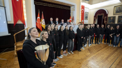 - Sarı-kırmızılı kulübün başkanı Dursun Özbek:
- "Ben Galatasaray Kulübünün başkanı