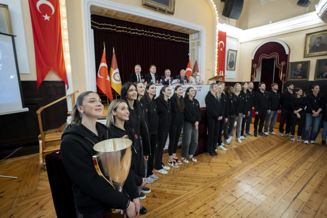 - Sarı-kırmızılı kulübün başkanı Dursun Özbek:
- "Ben Galatasaray Kulübünün başkanı