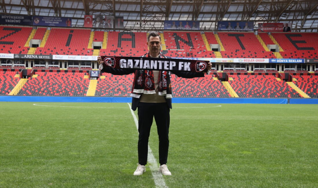 - Rumen teknik adam Mirel Radoi:
- "Hem güçlü bir ligde