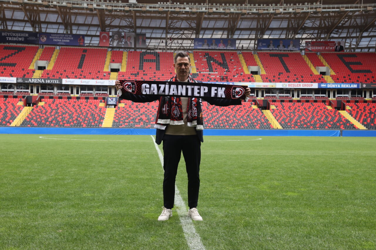 - Rumen teknik adam Mirel Radoi:
- "Hem güçlü bir ligde