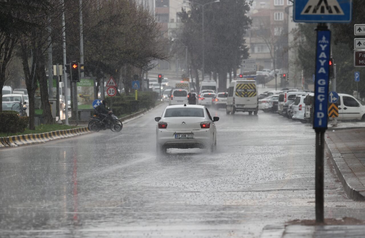 GAZİANTEP (AA) – Gaziantep ve Şanlıurfa'da etkili olan sağanak hayatı