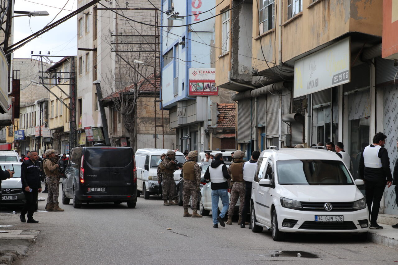 GAZİANTEP (AA) – Gaziantep'te 3 kişiyi silahla rehin alan ve