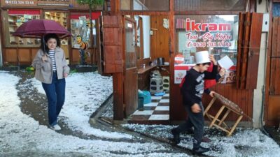 GAZİANTEP (AA) – Gaziantep'te etkili olan dolu, yaşamı olumsuz etkiledi.