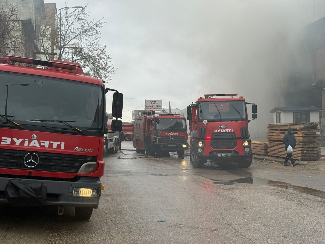 GAZİANTEP (AA) – Gaziantep'te kereste imalathanesinde çıkan yangın, itfaiye ekiplerinin