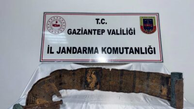 GAZİANTEP (AA) – Gaziantep'te piton derisine işlenmiş İbranice altın yazma