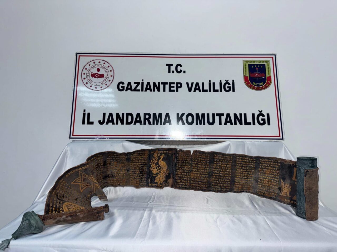 GAZİANTEP (AA) – Gaziantep'te piton derisine işlenmiş İbranice altın yazma
