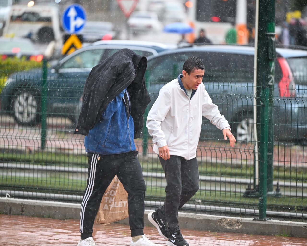 GAZİANTEP (AA) – Gaziantep'te etkili olan sağanak hayatı olumsuz etkiledi,