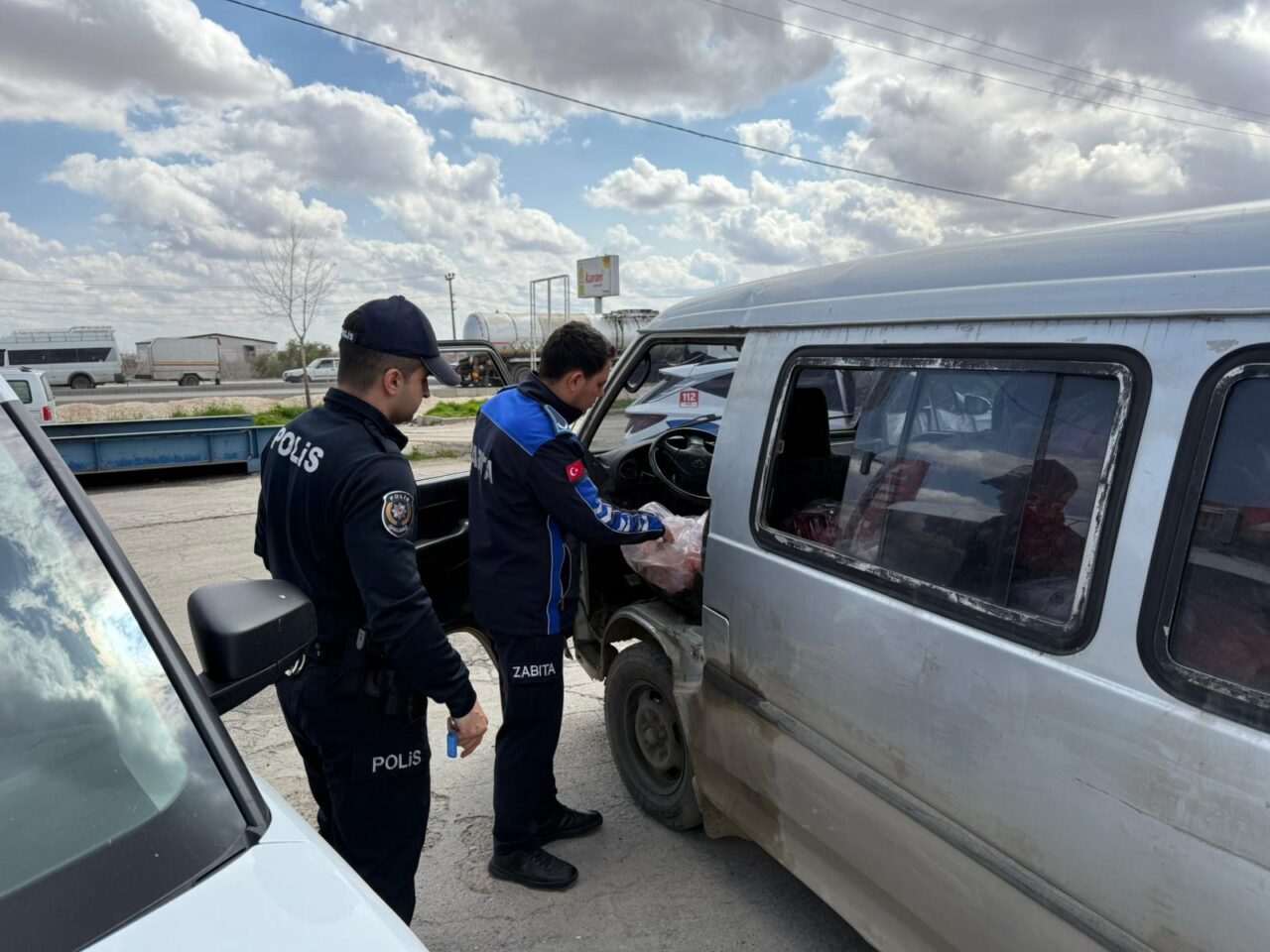 GAZİANTEP (AA) – Gaziantep'in Nizip ilçesinde, araçta sağlıksız koşullarda taşınan