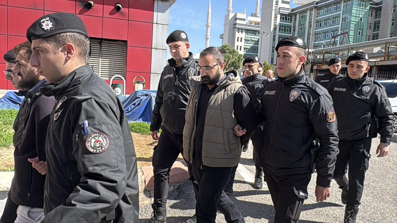 - Gözaltına alınan şüpheliler arasında akademisyenlere ve esnafa sahte senetler