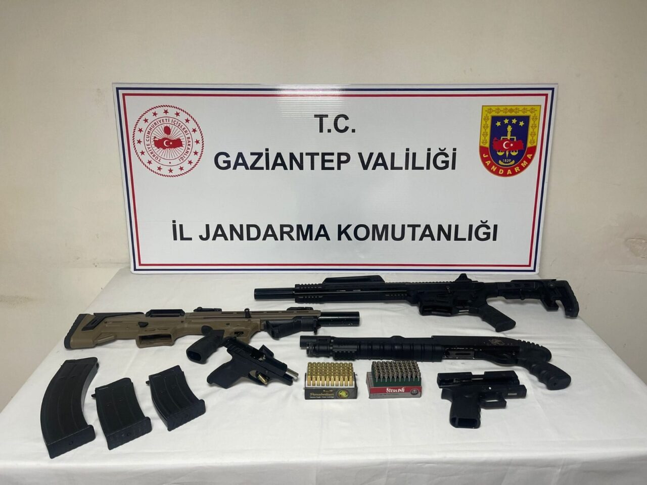 GAZİANTEP (AA) – Gaziantep'te silah kaçakçılığı yaptıkları iddiasıyla 19 şüpheli