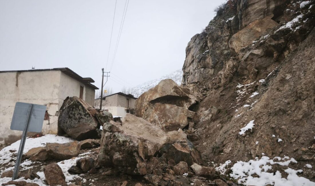 GÜMÜŞHANE (AA) – Gümüşhane'de meydana gelen heyelan nedeniyle 3 ev