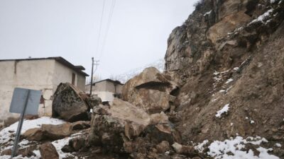 GÜMÜŞHANE (AA) – Gümüşhane'de meydana gelen heyelan nedeniyle 3 ev